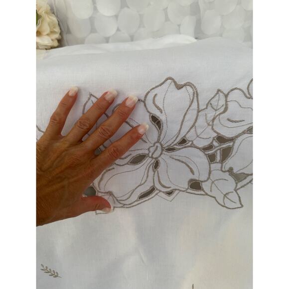 Vtg Linen Cutwork Tablecloth Floral Embroidered Cream Country Farm House 56 x 70 - Picture 5 of 7